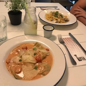 Spaguetti a la Vongoke y Ravioles de quedo con salsa rosa