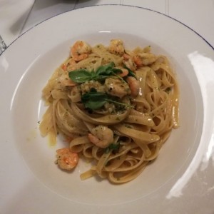 Fettucinni al oleo con camarones