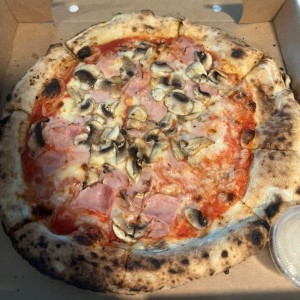 Piezas Tradicionales - Pizza Prosciutto Funghi