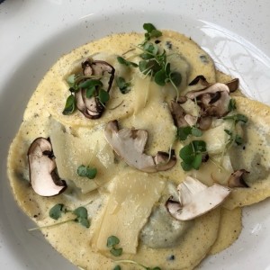 tortellini relleno de hongos trufados