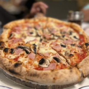 Piezas Tradicionales - Pizza Prosciutto Funghi