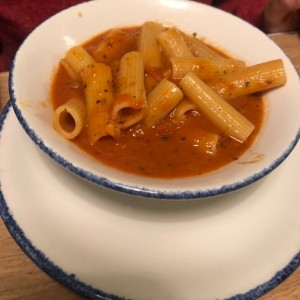 Pasta Corta a la Crema o en Salsa de Tomate Napolitana