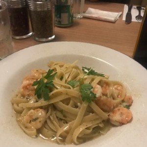 fettuccini con aceite de oliva, ajo y camarones