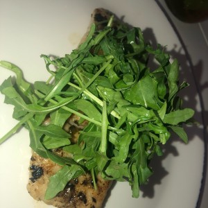 Filete de corvina a la parrilla con arugula