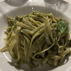 Fettuccine de pollo al Pesto
