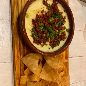 Queso Fundido con Chorizo con totopos