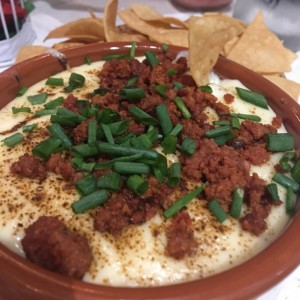 Queso fundido con chorizo