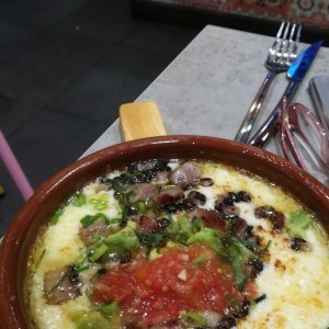 queso fundido con carnitas