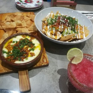 nachos y queso fundido de chorizo