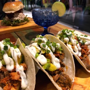 tacos de carnita y chorizo