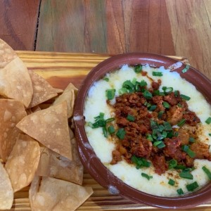 queso fundido con chorizo 