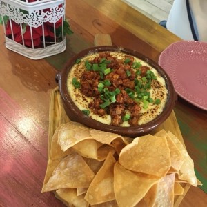 Queso fundido con chorizo 