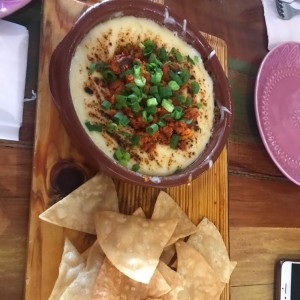 queso fundido con chorizo