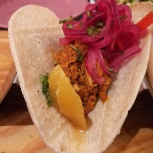 Taco de cochinita pibil con gajos de naranja