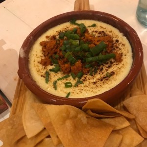 queso fundido con chorizo