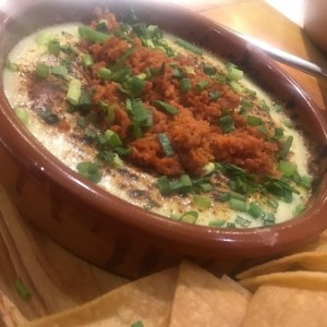 queso fundido con chorizo