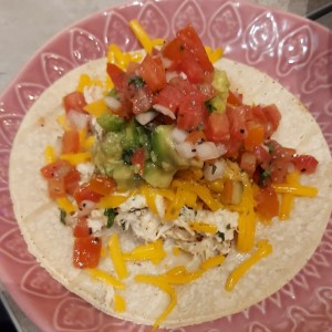 Taco armado al gusto
Taco suave de pollo con pico de gallo, aguacate y queso cheddar