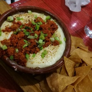 queso. fundido con chorizo