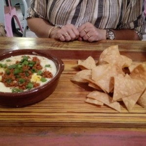 Queso fundido con chorizo