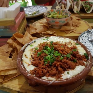 queso fundido el preferido (queso y chorizo)