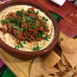 queso fundido con chorizo