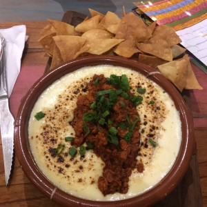 queso fundido con chorizo