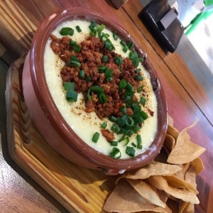 queso fundido con chorizo 