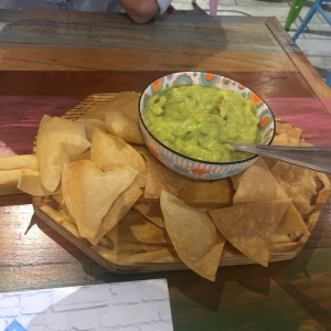 guacamole con totopos