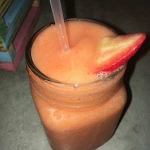 jugo de fresa con maracuya 