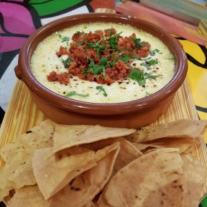 Queso frito con chorizo