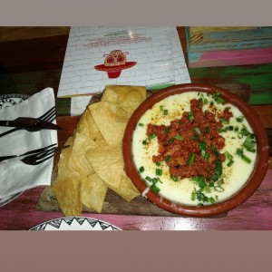 queso fundido con chorizo