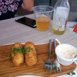 croquetas de bacalao.