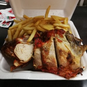 Pollo asado con papas.