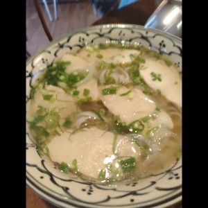 Pho de pollo con fideos