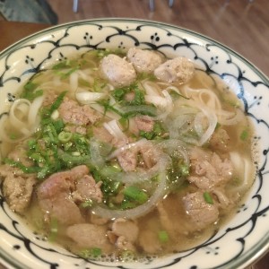 Pho de bolitas de carne con fideos