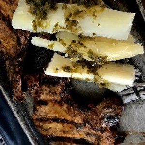 Chuletas y Yuca al Mojo