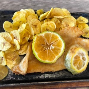 Pescado frito con platanitos