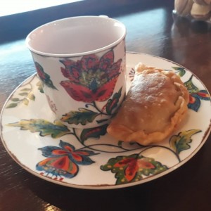 Capuccino + empanadita rusa de carne