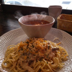 Stroganoff de carne con pasta y sopa borsh