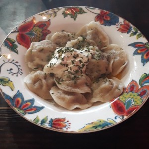 pelmeni con mantequilla y smetana (crema cultivada)