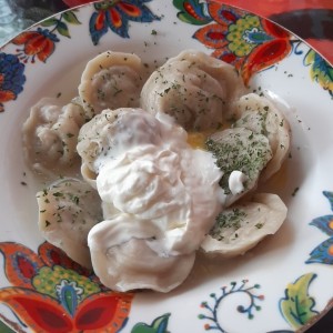 Pelmeni de carne hervidos