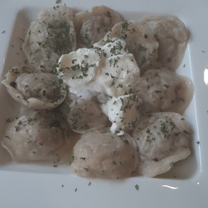 pelmeni siberiano con smetana