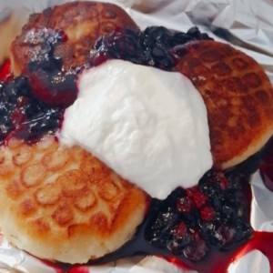 Syrniki con frutos rojos