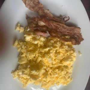 huevos revueltos y tocino