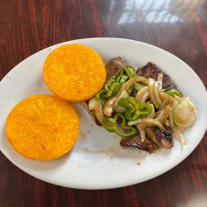 Bistec encebollado con tortillas