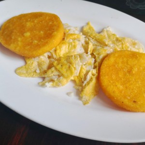 Huevos revueltos con tortilla