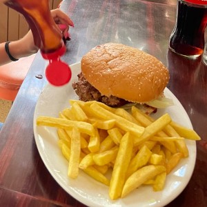 Hamburguesa sencilla con papas