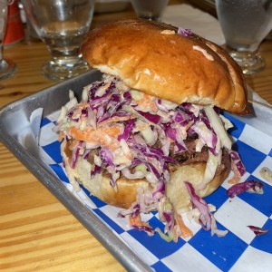 EMPAREDADOS - PULLED PORK SANDWICH