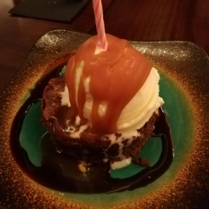 brownie con helado cubierto de dulce de leche