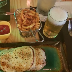 pollo a la napolitana papas curly cerveza